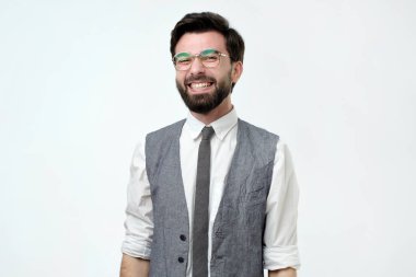 Genç yakışıklı iş adamı gülümseyen ve kameraya bakarak izole arka plan mutlu yüz üzerinden.