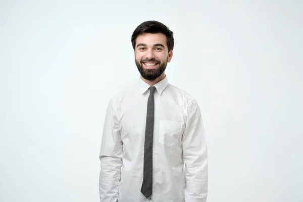 Jovem homem de negócios bonito sobre fundo isolado rosto feliz sorrindo e olhando para a câmera . — Fotografia de Stock