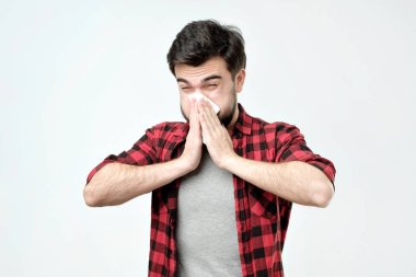 Sakallı adam vardır burun, çalışan masaj burun mendil, hasta, varlık ile yakalanan soğuk
