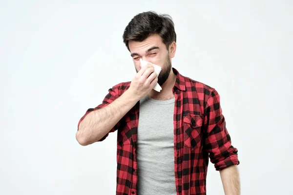 Skäggig man har rinnande näsa, gnuggar näsa med näsduk, att vara sjuk, fångat kallt — Stockfoto