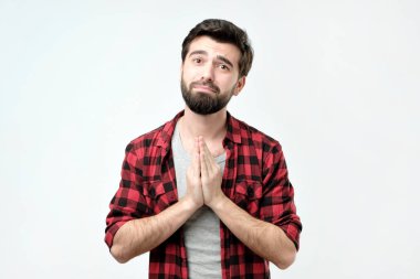 Lütfen yardım et. Sakallı İspanyol olgun adam sakallı bir yardıma ihtiyacım var.