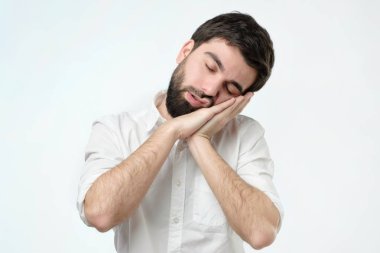 Sakallı adam dağınık saç ve sakal, zor bir gün sonra yorgun