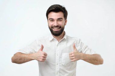 Evet ben öyle kavramı. Memnun ve tatmin erkek beyaz gömlek yükselterek yaşasın