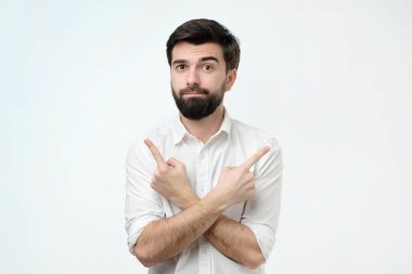 İspanyol adam iki seçenek kavramı arasında seçme. Parmaklarını tarafından farklı taraf için puan.