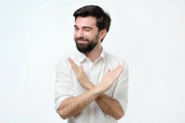 İspanyol erkek beyaz zemin üzerine kırmızı yapma