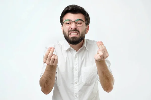 Woedende man met chagrijnig grimas op zijn gezicht, met mond opende in schreeuw, klaar om te betogen en zweren — Stockfoto