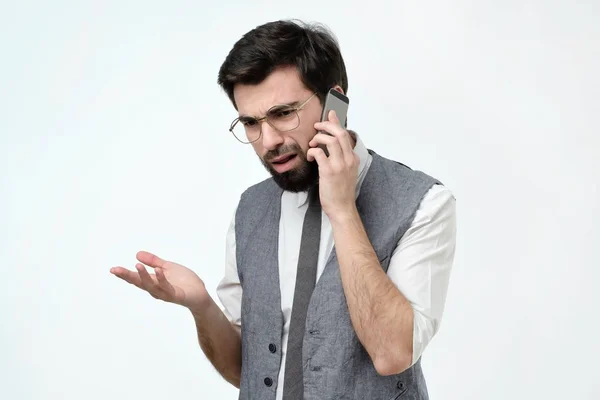 Злой испанский мужчина разговаривает по телефону — стоковое фото