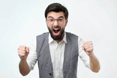 Olgun Latin asıllı adam onun kazanmak ile mutludur. Yumruklarını ve Not Wow elinde.
