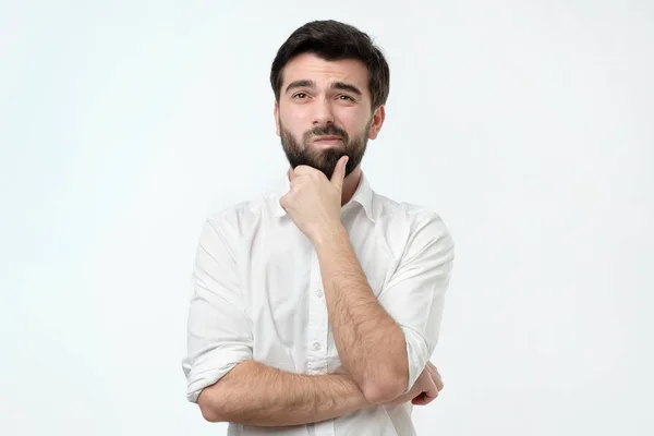 Zamyšlený španělské muž v bílé košili na bílém pozadí — Stock fotografie