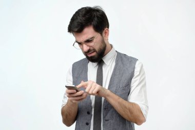 Sms Smartphone'da tipik takım elbiseli ciddi adam