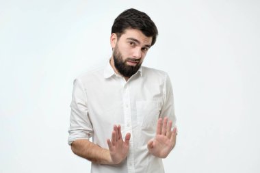 İspanyol adam sanki birinden kendini savunmaya çalışan onun avuç korkmuş jest yapma.