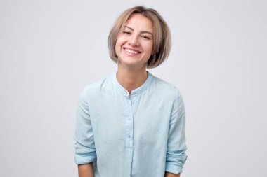 Kamera ile neşeli olumlu bakan kadın iş arkadaşınız ile güzel yüz ve gülümseme,