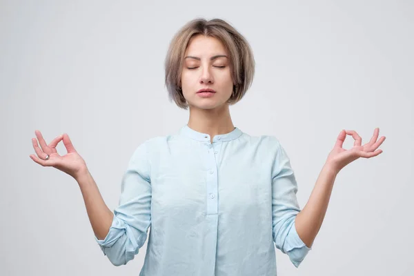 Jonge vrouw mediteren, hand in haar hand in yoga gebaar, gevoel rust en positieve — Stockfoto