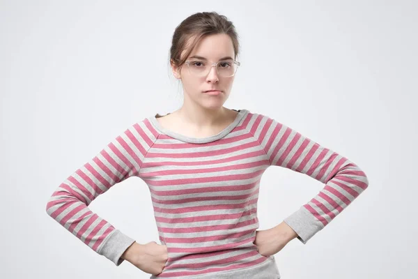Sgradevole signorina in pulover che si tiene per mano sui fianchi . — Foto Stock