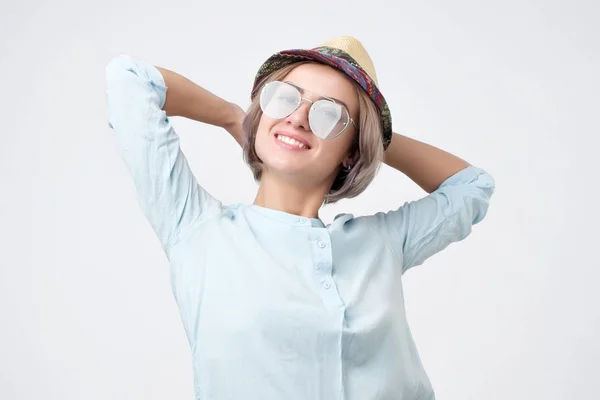Porträt einer hübschen jungen kaukasischen Frau mit Sonnenbrille und Hut — Stockfoto
