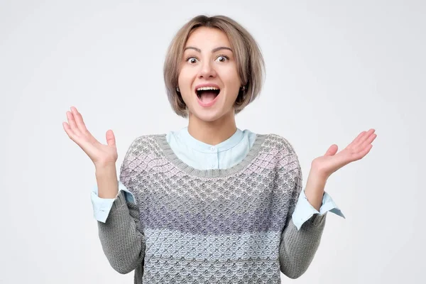 Sürpriz genç kadın mutluluğu bağırarak. Stüdyo çekimi