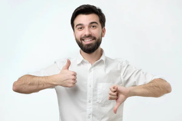 Mann versucht, ein gutes oder schlechtes Zeichen zu setzen. — Stockfoto