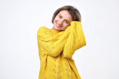 Düşünmeden, sıcak kollarında olmak isteyen.