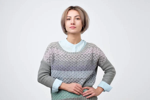Молодая женщина с короткой прической в свитере — стоковое фото