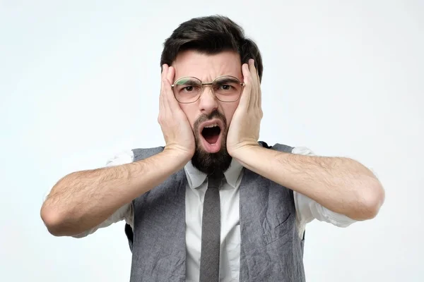 Schockiertes Gesicht eines hispanischen Mannes in Weste, Krawatte und weißem Hemd — Stockfoto