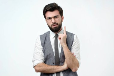 Ciddi genç gösteren işaret parmakları, tavsiye veya öneri veren adam