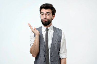 Şüpheli sakallı genç İspanyol adam güvensizlik ile seyir.