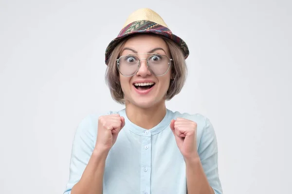 Mujer joven sorprendida en sombrero y gafas con boca abierta —  Fotos de Stock