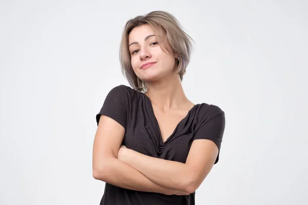 Frustrata giovane donna con le mani incrociate sta isolato su bianco . — Foto Stock