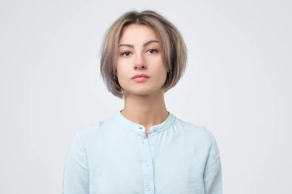 Retrato de una joven europea en camisa azul — Foto de Stock