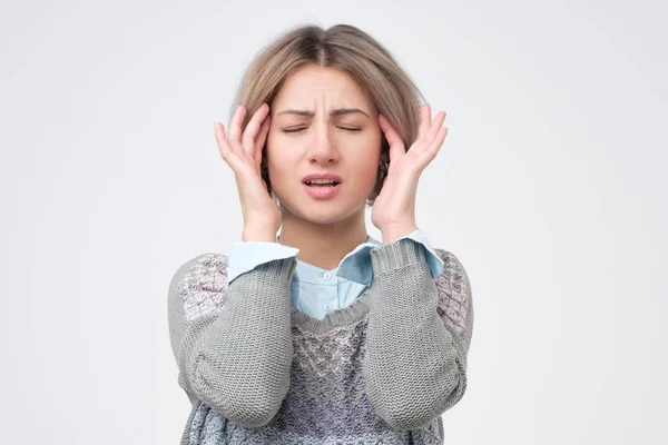 Hermosa joven tocando sus sienes sintiendo estrés — Foto de Stock