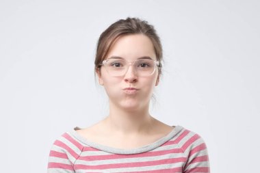 Eğleniyor zevkle lopları şirin güzel kadın.