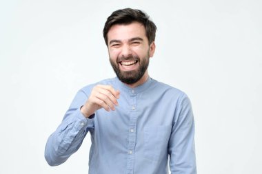 Gülme ya da neşeli sahip sırıtarak mavi gömlek giyen İspanyol adam bak.