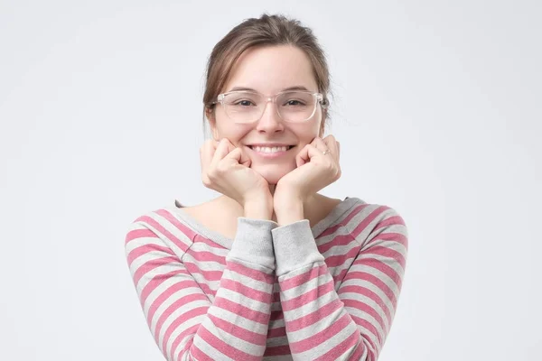 Giovane donna che tiene i pugni al mento in un'espressione di eccitazione — Foto Stock