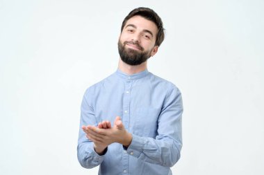 Mavi gömlek applauding içinde sakallı yakışıklı İspanyol delikanlı