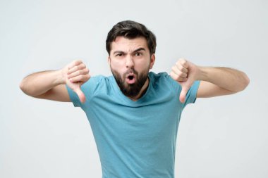 Mavi t-shirt kötü sinyal yapıyor yakışıklı İspanyol adam