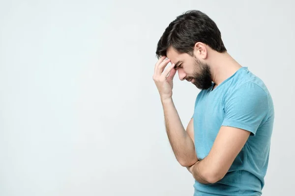 Seitenansicht junger hübscher spanischer Mann denkt — Stockfoto