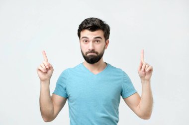 Genç adam işaret parmakları kadar tavsiyede gösterilen deneyimli