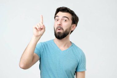 Genç adam işaret parmakları kadar tavsiyede gösterilen deneyimli