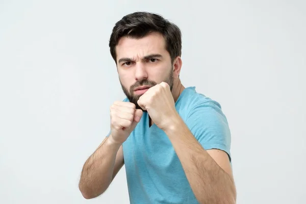 Knappe jonge Spaanse man bij de bestrijding van positie — Stockfoto