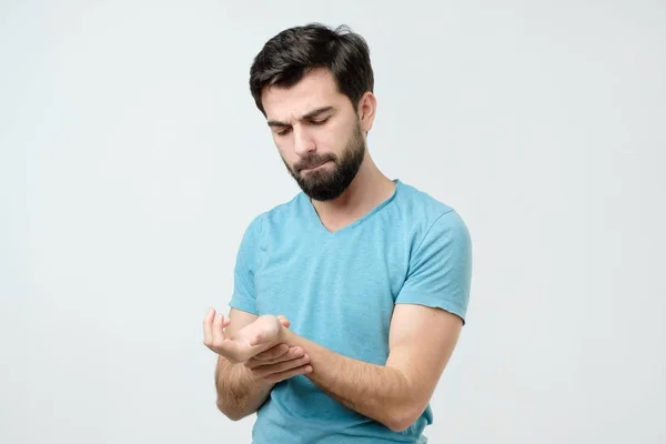 Jovem espanhol com barba machucou sua mão , — Fotografia de Stock