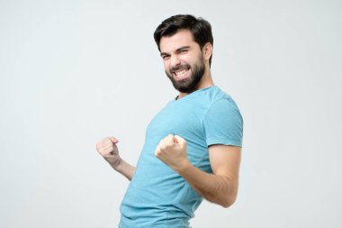 Silah kadar başarılı genç latin adamla.