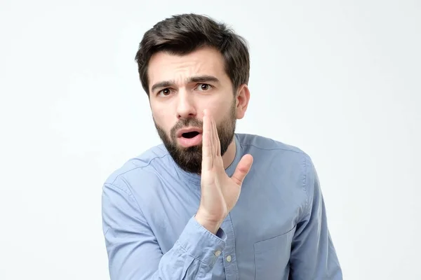 Άνθρωπος ψιθυρίζοντας τη κουτσομπολιού απομονωθεί σε λευκό φόντο — Φωτογραφία Αρχείου