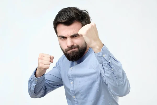 Knappe jonge Spaanse man bij de bestrijding van positie — Stockfoto