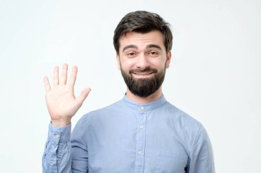 Dost kibar genç İspanyol adam merhaba diyordum