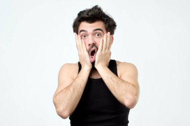 Kıl, rahatsız adamla yüz yandan yaslanmış ve kameraya kayıtsız arıyorsunuz