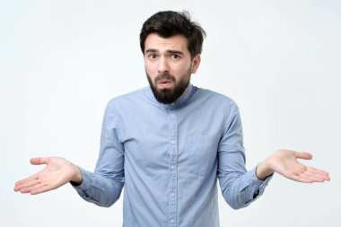 Güvensizlik elinde kadar mavi tişörtlü İspanyol adam atar