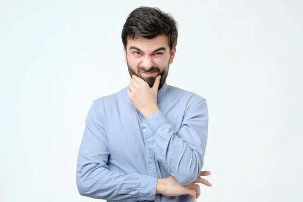 Zamyšlený Španěl v modré košili na bílém pozadí — Stock fotografie