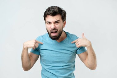 Soran kim, adam şüphe ve sürpriz beni