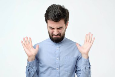 Sakallı genç İspanyol adam ağlıyor