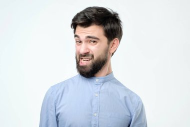 Çok iğrenç. Genç adam bir şey geçirmeyen tiksinti ifadesi ile